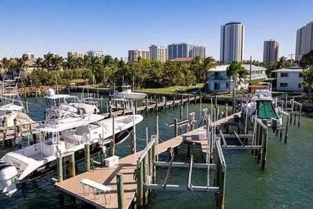 Luxurious 3 Bedroom on the Intracoastal Condo in Riviera Beach