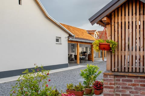 Property building, Balcony/Terrace, Inner courtyard view