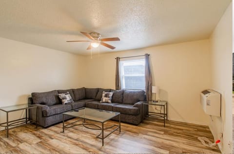 A bedroom in close proximity to Fort Sill Appartement in Lawton