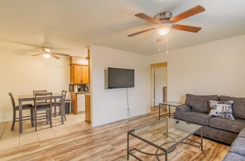 A bedroom in close proximity to Fort Sill Appartement in Lawton