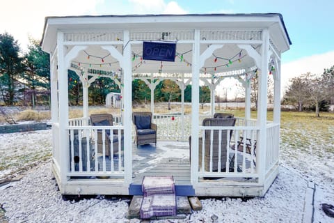 Elegant Pataskala Home with Hot Tub and Fire Pit! House in Ohio