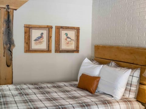 Stonegate Lodge 2 Queen Beds Fast WiFi 50in TV Salt Water Pool Room # 305 Condo in Eureka Springs