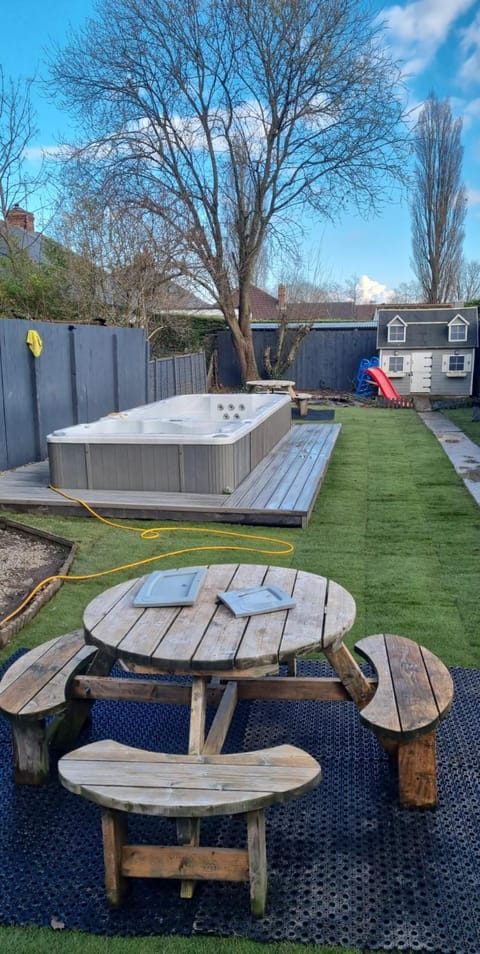 Garden, Hot Tub