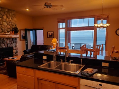 Kitchen or kitchenette, Dining area, Sea view