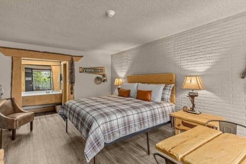 Stonegate Lodge King Bed Fast WiFi 40in TV Salt Water Pool Room #309 Apartment in Eureka Springs