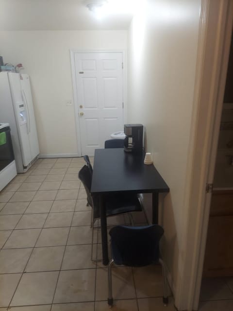 Crystal Room 1 Guest House near 12mins to EWR airport / Prudential / NJIT / Penn station Vacation rental in Newark