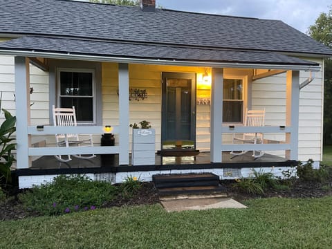 Clayton's 1910 Restored Mill House-near Burlington Condominio in Graham