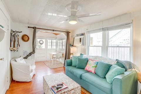 Sunny Treasure Island Bungalow, 200 Steps to Beach Condo in Sunset Beach