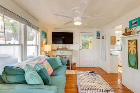 Sunny Treasure Island Bungalow, 200 Steps to Beach Apartment in Sunset Beach