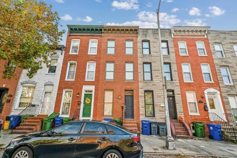 Property building, Day, Neighbourhood, City view, Street view, Location, Parking