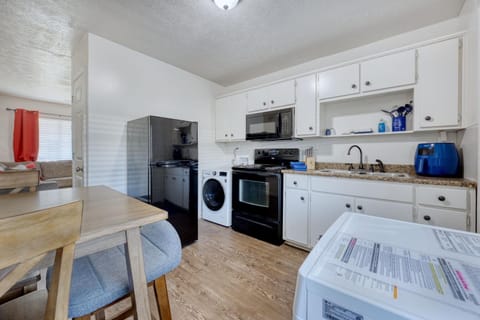 Kitchen or kitchenette, Dining area, minibar, pet friendly, stove, washing machine, dryer