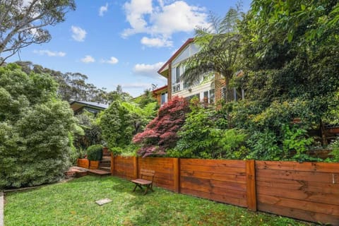 Serene Mountain Haven with Scenic Balcony & Garden House in Wentworth Falls