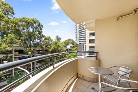 Sleek 1-Bed by Jubilee Park with Rooftop Pool Condo in Parramatta