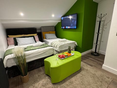 Bed, TV and multimedia, Photo of the whole room, Bedroom