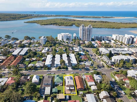 Property building, Neighbourhood, Bird's eye view, Beach, Street view, Location