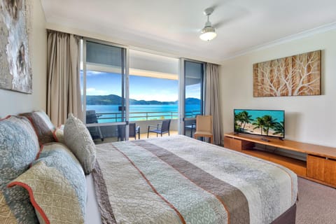 Bed, TV and multimedia, Bedroom, Sea view