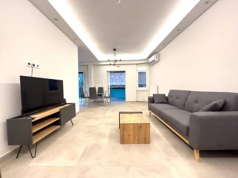 TV and multimedia, Living room, Seating area, Evening entertainment