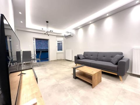 TV and multimedia, Living room, Seating area, Evening entertainment, air conditioner