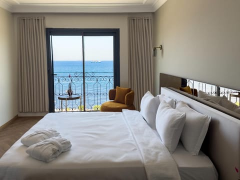 Bed, Natural landscape, Photo of the whole room, Bedroom, Sea view