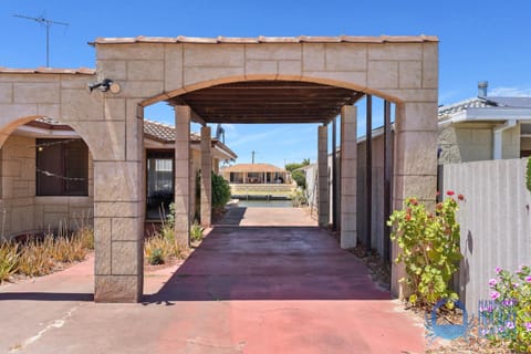 Facade/entrance, View (from property/room)