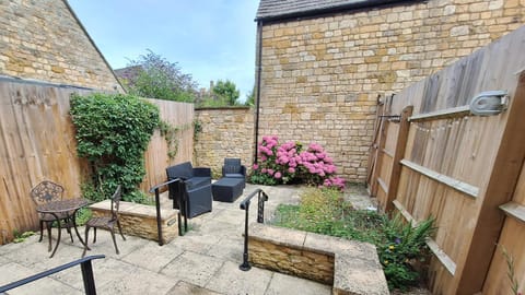 Garden, Seating area, Dining area