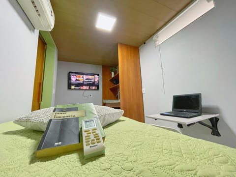 SUÍTE independente com Ar, Wifi, Smartv e Cozinha Bed and Breakfast in Macaé