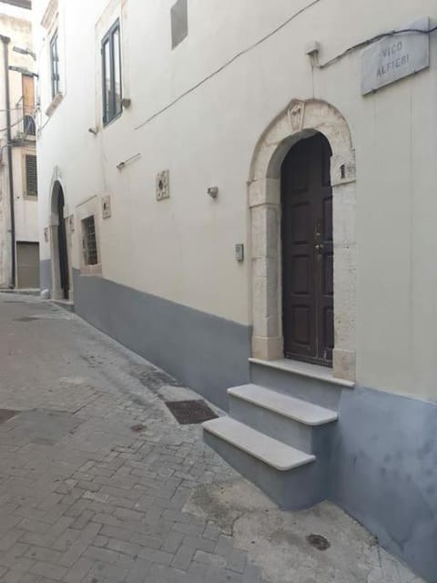 Centro Storico 5 minuti a piedi dalle spiagge ristruttarato a nuovo Hystorical Apartment 5 minutes by step to the beaches Apartment in Rodi Garganico