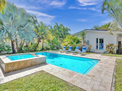 Lush and quiet oasis for 7, pool, close to beach House in Oakland Park