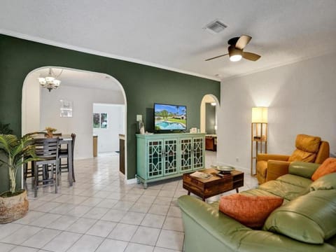 3 min. walk to Wilton Drive, pool and huge yard House in Wilton Manors