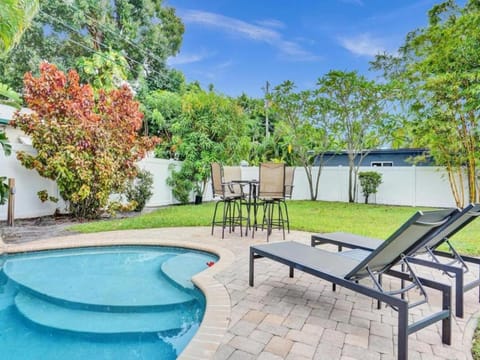 3 min. walk to Wilton Drive, pool and huge yard House in Wilton Manors