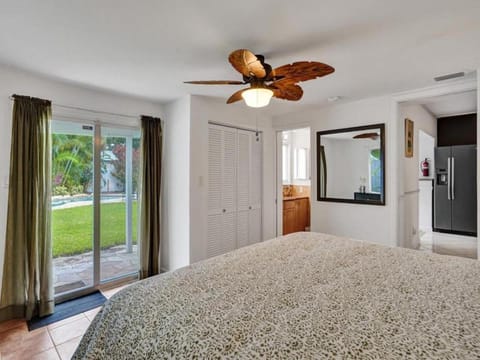 3 min. walk to Wilton Drive, pool and huge yard House in Wilton Manors