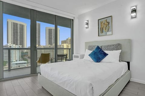 Awesome Ocean View Modern Condo Pool Shuttle House in Hallandale Beach