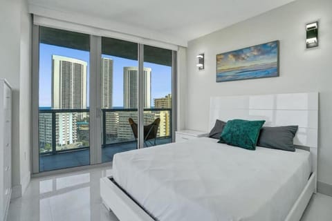 Gorgeous 4 Bedroom Condo Pool and Stunning Views House in Hallandale Beach