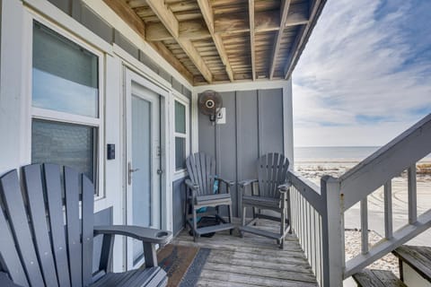 Ocean Isle Beach Condo with Balcony Steps to Shore! Condominio in Ocean Isle Beach