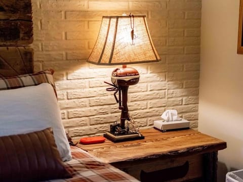 Stonegate Lodge King Bed WIFI 50 in Roku TV Salt Water Pool Room # 101 Apartment in Eureka Springs