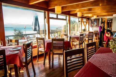 Restaurant/places to eat, Natural landscape, Dining area, Lake view