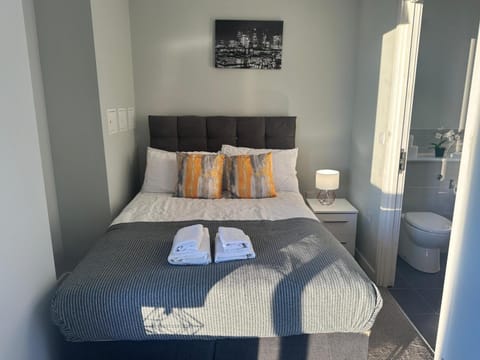 Adelphi Wharf Apartments by Beehosting Condo in Salford