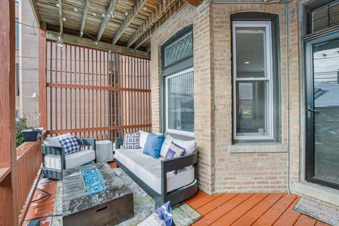 Spacious Condo with Deck about 3 Mi to Downtown Chicago! Apartment in Chicago