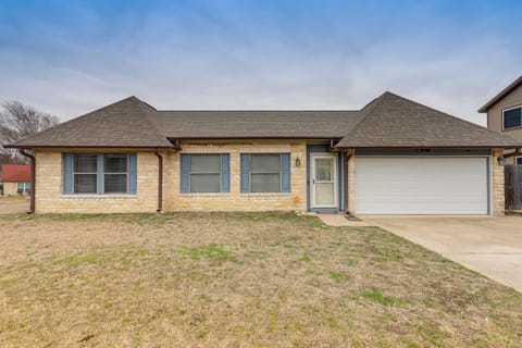 Killeen Home with Sunroom about 8 Mi to Fort Cavazos! Haus in Killeen