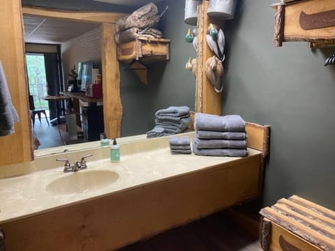 Stonegate Lodge 2 Queen Beds WIFI 50in Roku TV Salt Water Pool Room #105 Condo in Eureka Springs