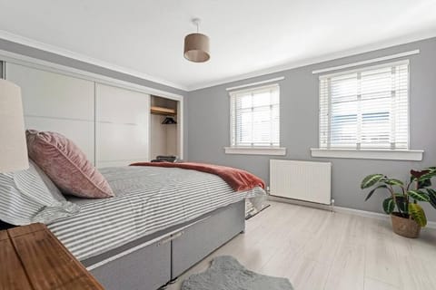 Stylish 2-Bed House Private Driveway Apartment in Glasgow