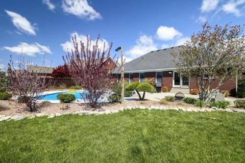 Spacious Derby Home with Hot Tub Maison in Louisville