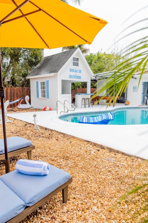 Coastal Cottage - Beautifully Renovated Pet Friendly-Fee - Pool Table! House in Naples Park