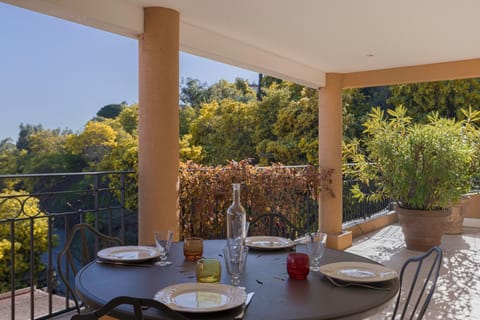 Villa Mimosa - Piscine, tennis, terrasse vue mer, clim, wifi Condo in Mandelieu-La Napoule