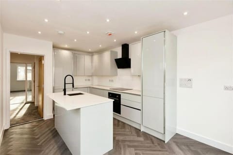 Brand new modern Cheltenham home House in Cheltenham