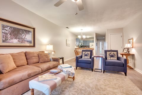 Beaufort Home with Patio 3 Mi to Downtown! Casa in Port Royal