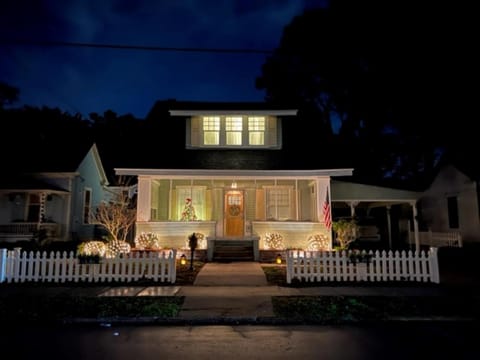 The Auggie Historic Home with putting green House in Saint Augustine