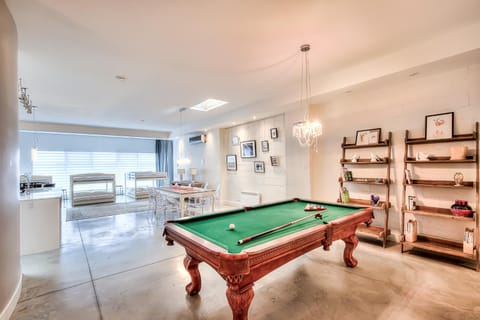 Billiard, Game Room