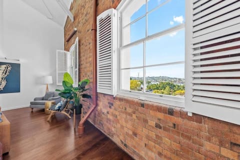 Historic Impressive & Enormous Woolstore~Teneriffe Condo in Bulimba