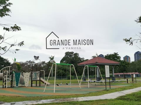 GRANDE MAISON HOMES 2 A'Famosa Golf view Near WATERPARK l UITM l HONDA l Netflix l Self Check in Bed and Breakfast in Malaysia